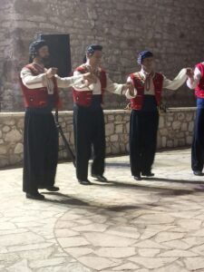Χορευτές του Λαϊκού Εργαστηρίου Πάτρας σε παραδοσιακό χορό, 18η Αγροτική Έκθεση Χαλανδρίτσας 2019