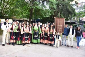 Χορευτές του Λαϊκού Εργαστηρίου Πάτρας με πανό στην παρέλαση, 6η Γιορτή Χορευτικών Συγκροτημάτων 2018