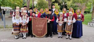 Χορευτές του Λαϊκού Εργαστηρίου Πάτρας με πανό στην παρέλαση, 9η Γιορτή Χορευτικών Συγκροτημάτων 2023