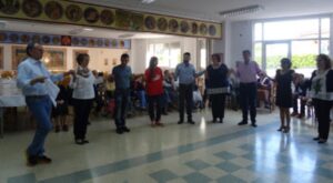 Συμμετέχοντες χορεύουν παραδοσιακό χορό στην εκδήλωση του ευγηρείου Αγία Σκέπη, 2018