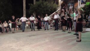 Χορευτές του Λαϊκού Εργαστηρίου Πάτρας σε παραδοσιακό χορό στην τοπική γιορτή Αγίου Ιωάννου Προδρόμου, Ζαβλάνι 2017