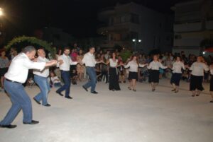 Χορευτές του Λαϊκού Εργαστηρίου Πάτρας στο πανηγύρι Αγίου Παναγή Μπασιά, Κρύα Ιτεών 2015