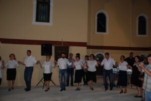 Χορευτές του Λαϊκού Εργαστηρίου Πάτρας μπροστά στον Ιερό Ναό Αγίων Χαραλάμπους και Αντωνίου, Κρύα Ιτεών 2016