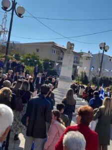 Κοινό παρακολουθεί την τελετή κατάθεσης στεφάνων στο Ηρώο, Εγλυκάδα 2023