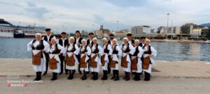 Χορευτές του Λαϊκού Εργαστηρίου Πάτρας σε ομαδική φωτογραφία στο μώλο, 2022