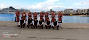 Χορευτές του Λαϊκού Εργαστηρίου Πάτρας σε ομαδική φωτογραφία με στολές Θράκης, μώλος 2022