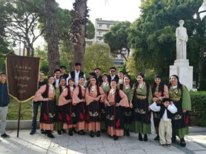 Η ομάδα του Λαϊκού Εργαστηρίου Πάτρας παρελαύνει με παραδοσιακές στολές, 2018