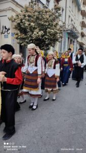 Χορευτές του Λαϊκού Εργαστηρίου Πάτρας με παραδοσιακές στολές στην παρέλαση, 2023
