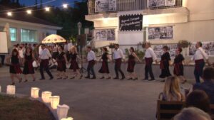 Χορευτές του Λαϊκού Εργαστηρίου Πάτρας σε παραδοσιακό χορό, εκδήλωση λήξης Θ.Π.Κ. Η Μέριμνα 2019
