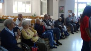 Τρόφιμοι του ευγηρείου Αγία Σκέπη παρακολουθούν την παράσταση, 2018