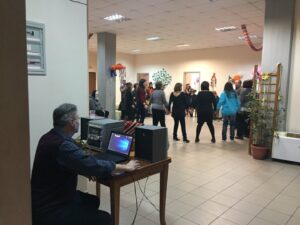 Χοροδιδάσκαλος του Λαϊκού Εργαστηρίου Πάτρας στο οικοτροφείο Κλίμακα, 2018