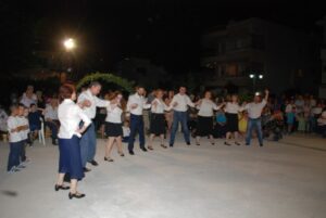 Η χορευτική ομάδα του Λαϊκού Εργαστηρίου Πάτρας σε παραδοσιακό χορό, Κρύα Ιτεών 2015