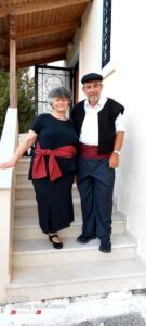 Ζευγάρι χορευτών του Λαϊκού Εργαστηρίου Πάτρας στο προαύλιο του Ιερού Ναού, Ζαβλάνι 2022