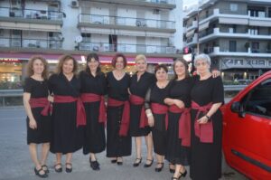 Χορευτές του Λαϊκού Εργαστηρίου Πάτρας σε ομαδική φωτογραφία στο προαύλιο του ναού, Τέρψη 2023