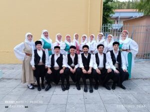 Χορευτές του Λαϊκού Εργαστηρίου Πάτρας σε ομαδική φωτογραφία, Βλατερό 2023