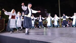 Χορευτές του Λαϊκού Εργαστηρίου Πάτρας σε παραδοσιακό κύκλο, χοροί Κεφαλονιάς και Κυθήρων, Ψηλά Αλώνια 2024