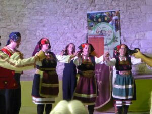 Χορευτές του Λαϊκού Εργαστηρίου Πάτρας σε παραδοσιακό χορό, 18η Αγροτική Έκθεση Χαλανδρίτσας 2019