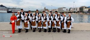 Χορευτές του Λαϊκού Εργαστηρίου Πάτρας σε ομαδική φωτογραφία στο μώλο, 2022