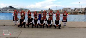 Χορευτές του Λαϊκού Εργαστηρίου Πάτρας σε ομαδική φωτογραφία με στολές Θράκης, μώλος 2022