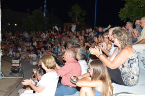 Πλήθος κόσμου παρακολουθεί το φεστιβάλ στην πλατεία Χορμόβα, Αντίρριο 2017