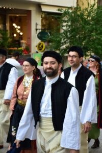 Χορευτές του Λαϊκού Εργαστηρίου Πάτρας με παραδοσιακές στολές της Ηπείρου, 2018