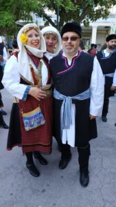 Χορευτές του Λαϊκού Εργαστηρίου Πάτρας με παραδοσιακές στολές στην παρέλαση, 7η Γιορτή Χορευτικών Συγκροτημάτων 2019