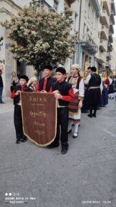 Χορευτές του Λαϊκού Εργαστηρίου Πάτρας με παραδοσιακές στολές στην παρέλαση, 2023
