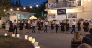 Χορευτές του Λαϊκού Εργαστηρίου Πάτρας σε παραδοσιακό χορό, εκδήλωση λήξης Θ.Π.Κ. Η Μέριμνα 2019