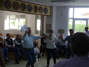 Μέλη της χορευτικής ομάδας χορεύουν στο ευγηρείο Αγία Σκέπη, 2018