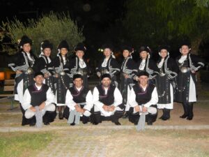 Χορευτές του Λαϊκού Εργαστηρίου Πάτρας σε ομαδική φωτογραφία πριν την παράσταση, 2019