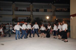 Χορευτές με παραδοσιακές στολές στο πανηγύρι Αγίου Παναγή Μπασιά, Κρύα Ιτεών 2015