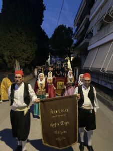 Χορευτές του Λαϊκού Εργαστηρίου Πάτρας με το πανό της ομάδας, γιορτή Αγ. Κοσμά 2024