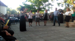 Χορευτές σε παραδοσιακό κύκλο στο εκκλησάκι της Εγλυκάδας, γιορτή Μυροφόρων 2016