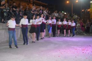 Χορευτές του Λαϊκού Εργαστηρίου Πάτρας σε παραδοσιακό χορό στο προαύλιο του ναού, Τέρψη 2023