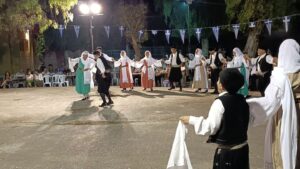 Χορευτές του Λαϊκού Εργαστηρίου Πάτρας χορεύουν χορούς του Αιγαίου, πλατεία Ανδρούτσου 2023