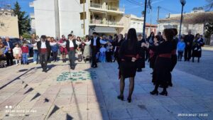 Κοινό παρακολουθεί την τελετή κατάθεσης στεφάνων στο Ηρώο, Εγλυκάδα 2023