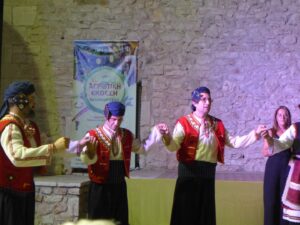 Χορευτές του Λαϊκού Εργαστηρίου Πάτρας σε παραδοσιακό χορό, 18η Αγροτική Έκθεση Χαλανδρίτσας 2019