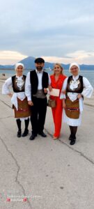 Χορευτές του Λαϊκού Εργαστηρίου Πάτρας σε ομαδική φωτογραφία στο μώλο, 2022
