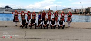 Χορευτές του Λαϊκού Εργαστηρίου Πάτρας σε ομαδική φωτογραφία με στολές Θράκης, μώλος 2022