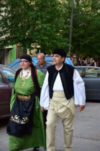 Ζευγάρι χορευτών του Λαϊκού Εργαστηρίου Πάτρας στην παρέλαση, 2018