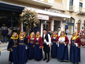 Χορευτές του Λαϊκού Εργαστηρίου Πάτρας με παραδοσιακές στολές στην παρέλαση, 2023