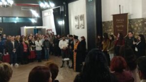 Ο π. Ανδρέας Γεωργακόπουλος ευλογεί τη Βασιλόπιτα του Λαϊκού Εργαστηρίου Πάτρας, 2019