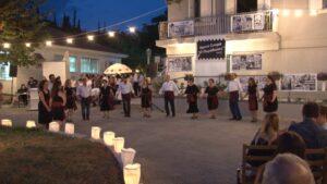Χορευτές του Λαϊκού Εργαστηρίου Πάτρας σε παραδοσιακό χορό, εκδήλωση λήξης Θ.Π.Κ. Η Μέριμνα 2019