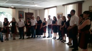 Μέλη της χορευτικής ομάδας χορεύουν με συμμετέχοντες, Κωνσταντοπούλειο Ευγηρείο 2019