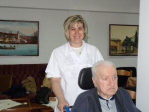 Μέλος του προσωπικού του ευγηρείου παρακολουθεί την εκδήλωση, 2018
