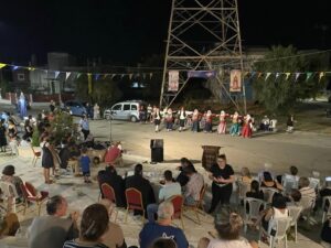Κοινό παρακολουθεί την παράσταση στην ενορία Αγίας Μαρίνας, Μακρυγιάννη 2024