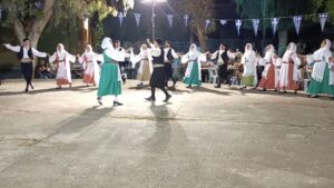 Χορευτές του Λαϊκού Εργαστηρίου Πάτρας χορεύουν χορούς του Αιγαίου, πλατεία Ανδρούτσου 2023