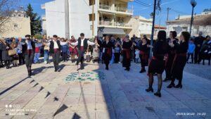 Χορευτές του Λαϊκού Εργαστηρίου Πάτρας σε παραδοσιακό κύκλο, Εγλυκάδα 2023