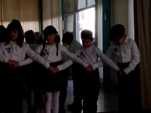 Το παιδικό τμήμα του Λαϊκού Εργαστηρίου Πάτρας στην πρώτη του παράσταση, 2023