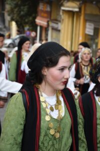 Χορεύτρια του Λαϊκού Εργαστηρίου Πάτρας με παραδοσιακή στολή, 2018